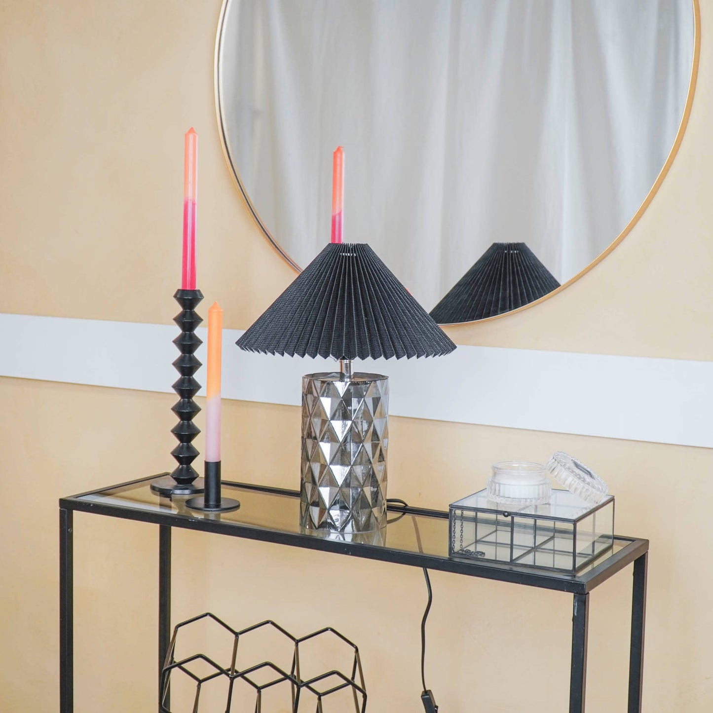 Glass lamp base with diamond-shaped structure