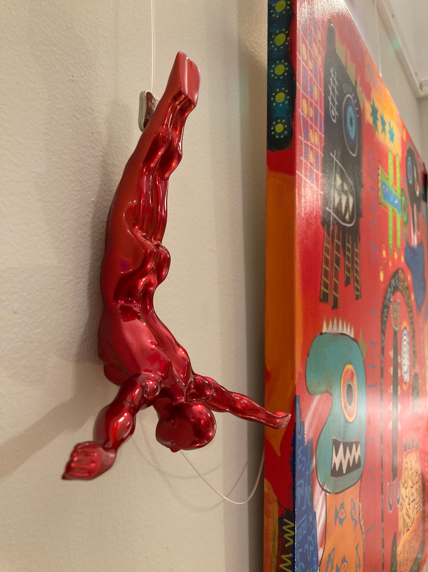 Dykande Man - Skulptur för Vägg i Harts - Röd Metallic