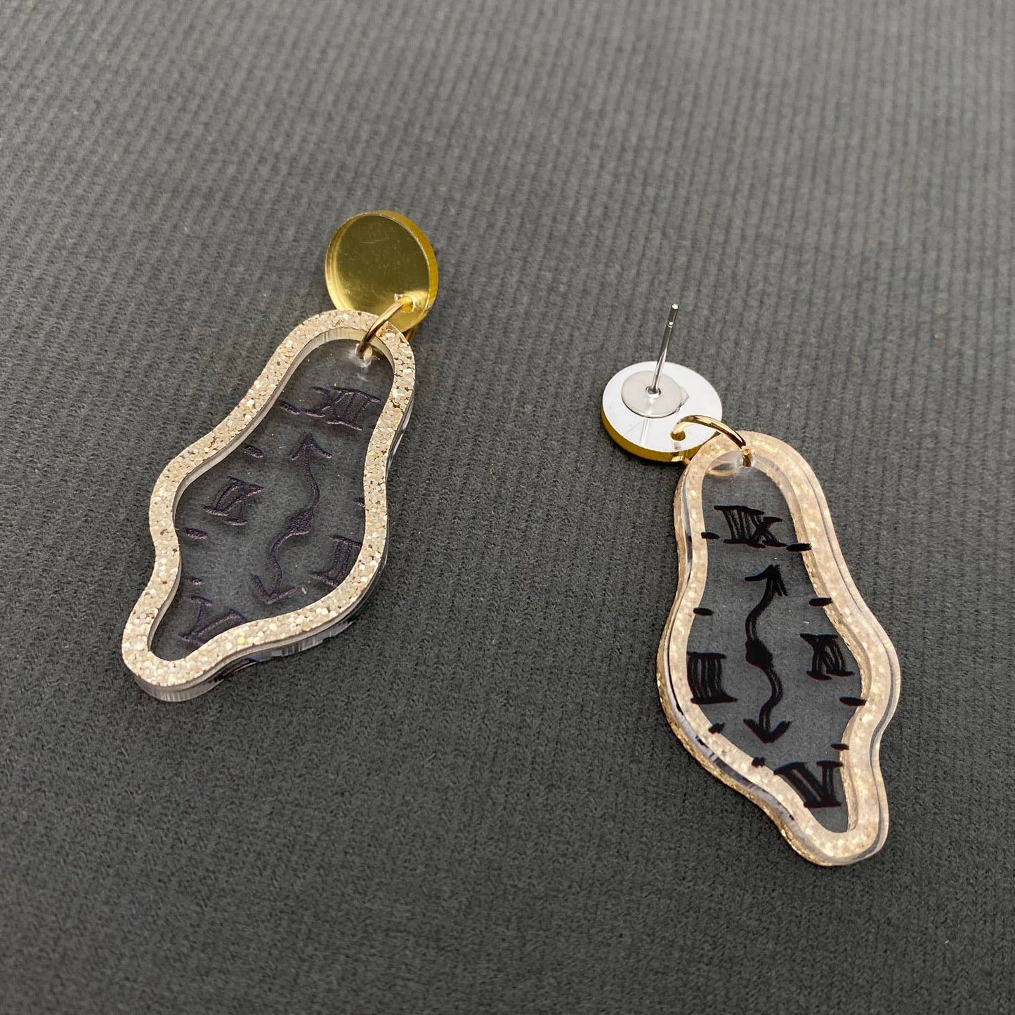 Tiden Rinner Iväg - Salvador Dali-inspirerade Geometriska Akrylörhängen Med Klockmotiv