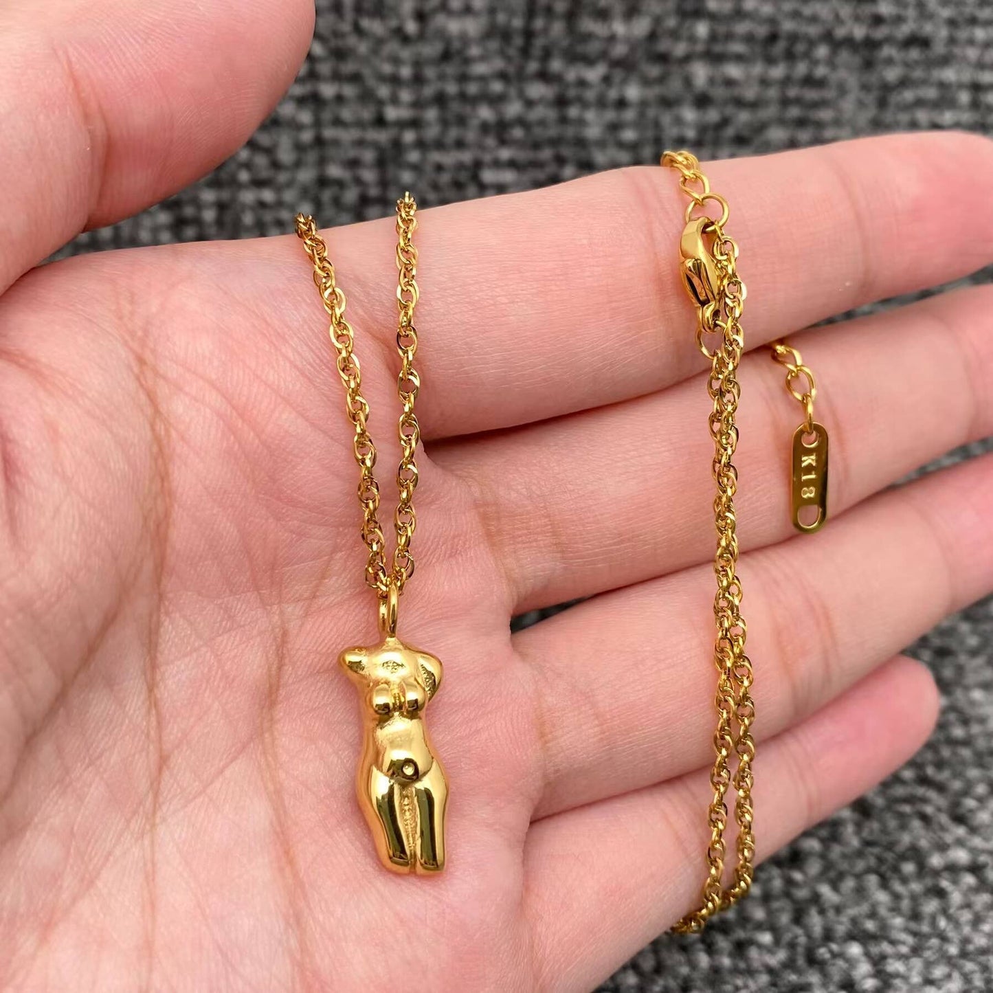 Kvinnkropp Smycke - 18K Guldpläterat - Halsband med Berlock
