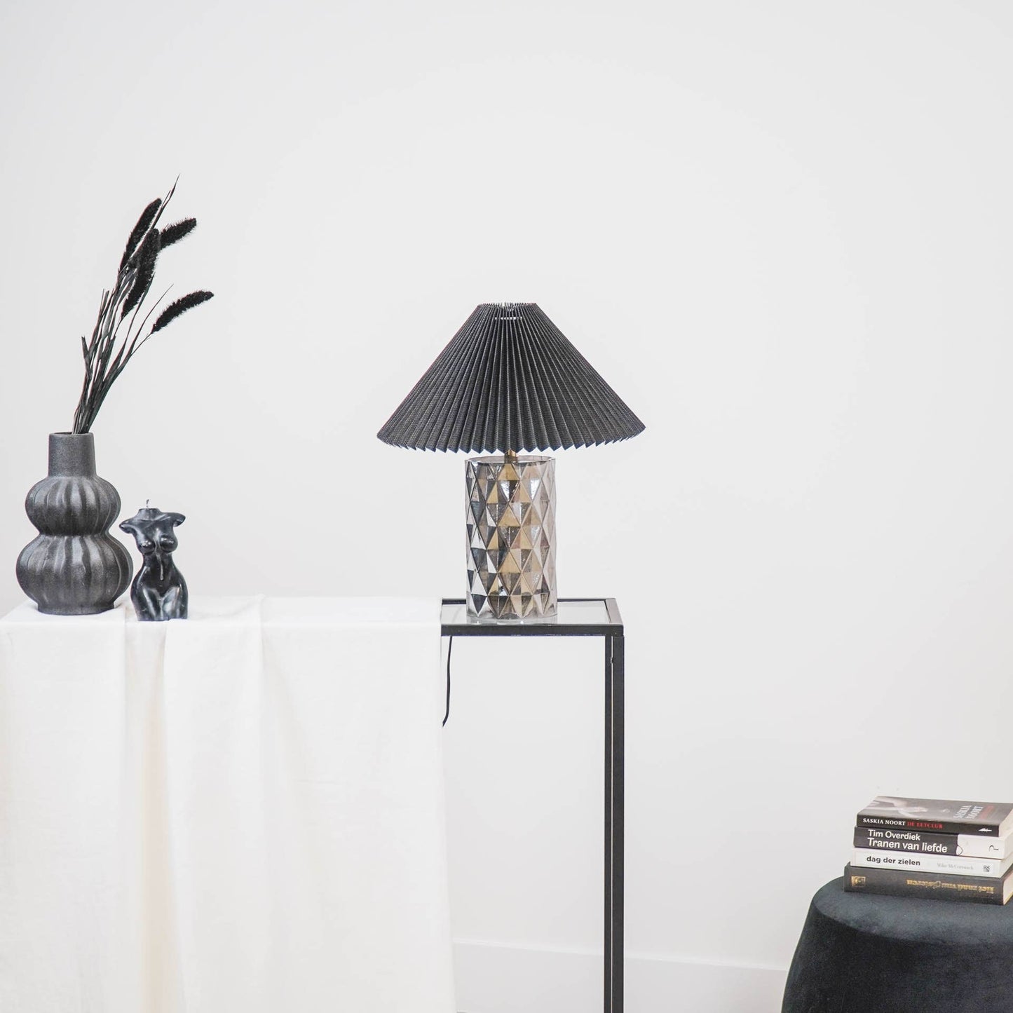 Glass lamp base with diamond-shaped structure