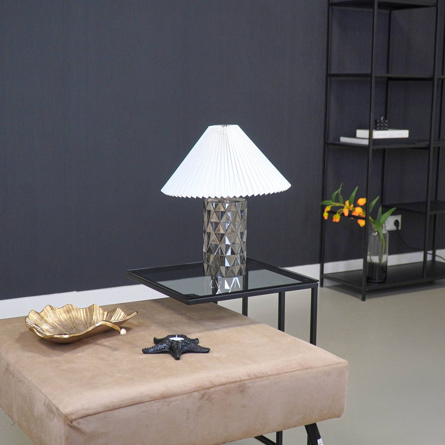 Glass lamp base with diamond-shaped structure