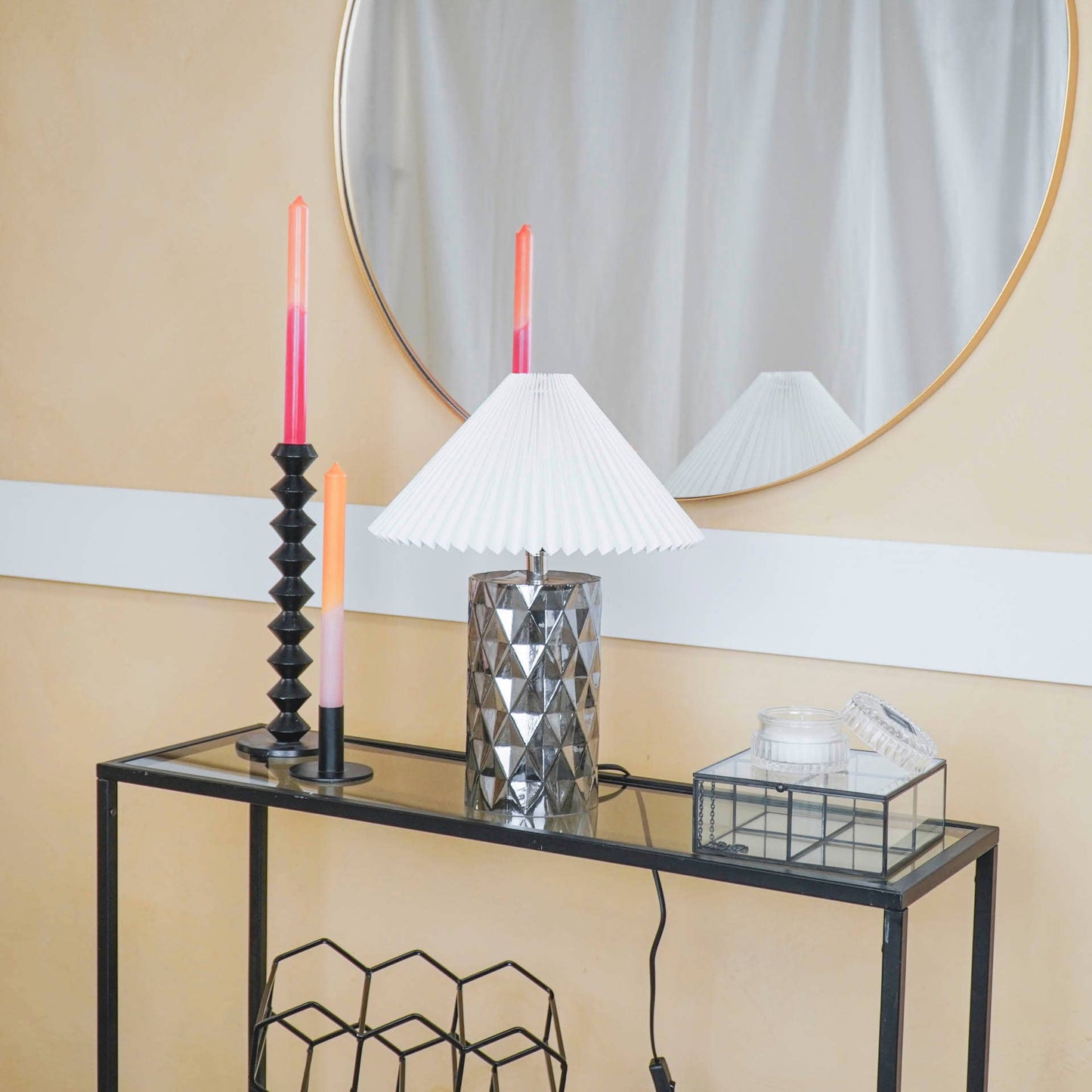Glass lamp base with diamond-shaped structure