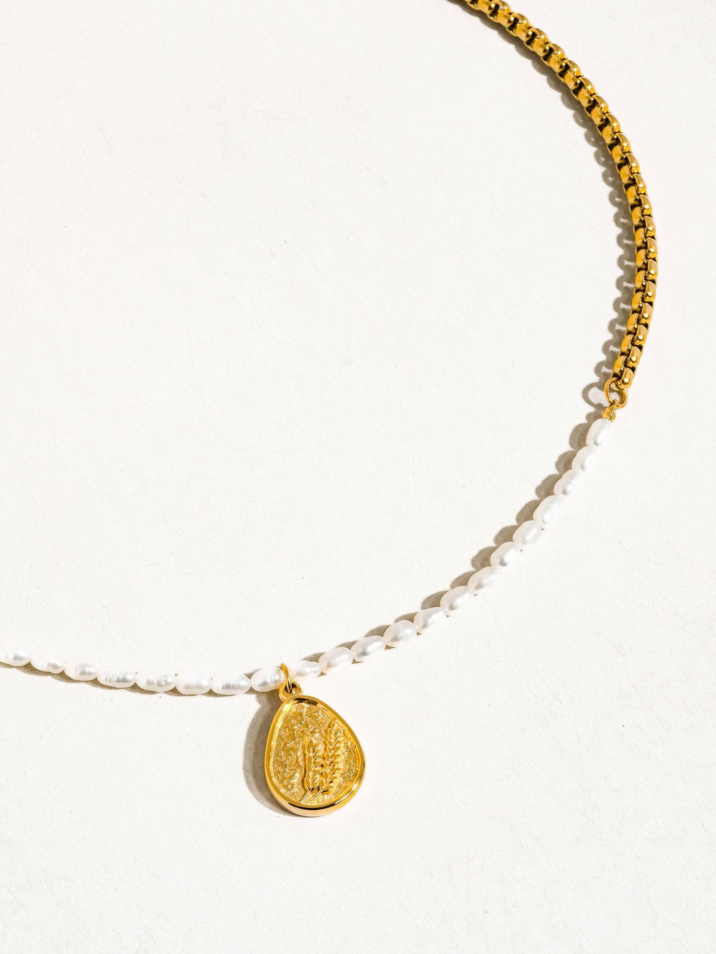 Carrie - Necklace - 18K Gold Plated with Freshwater Pearls