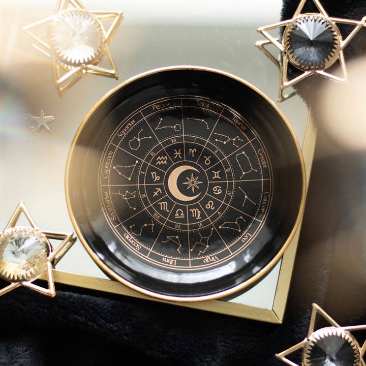 Svart Smyckesfat Med Guldfärgat Astrologihjul och Stjärntecken