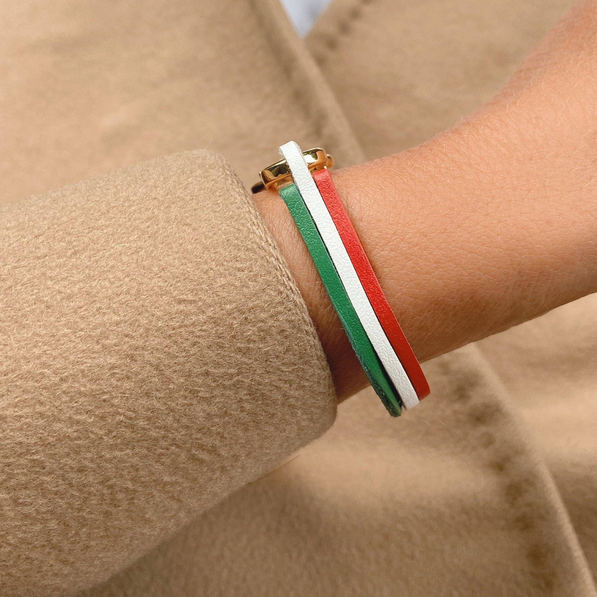 Handgjort Armband i Italienskt Läder Med Guldfärgat Lås – 18 cm