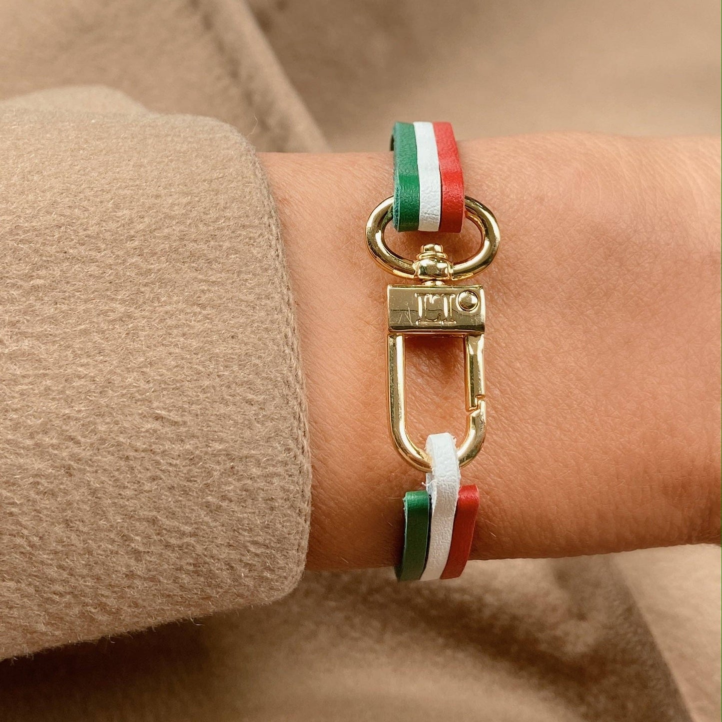 Handgjort Armband i Italienskt Läder Med Guldfärgat Lås – 18 cm