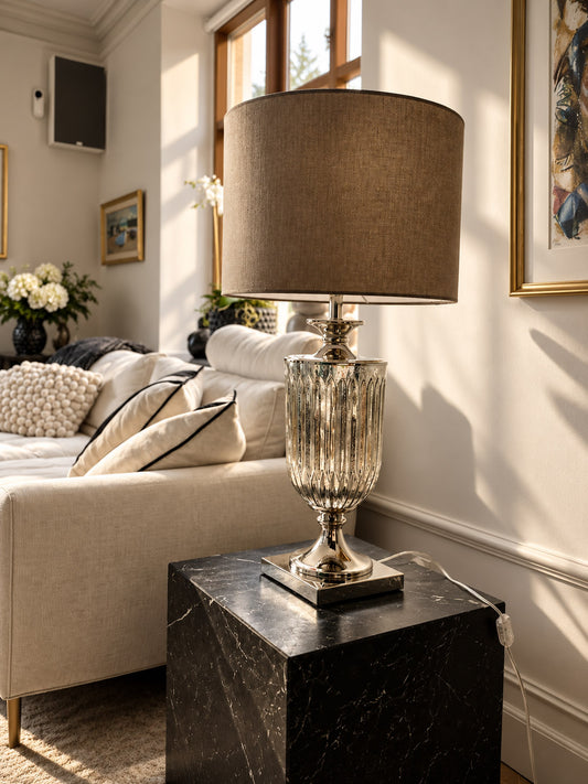 Antikglasurna Bordslampa med Taupe Skärm – Elegant Bordslampa i Vintage Stil
