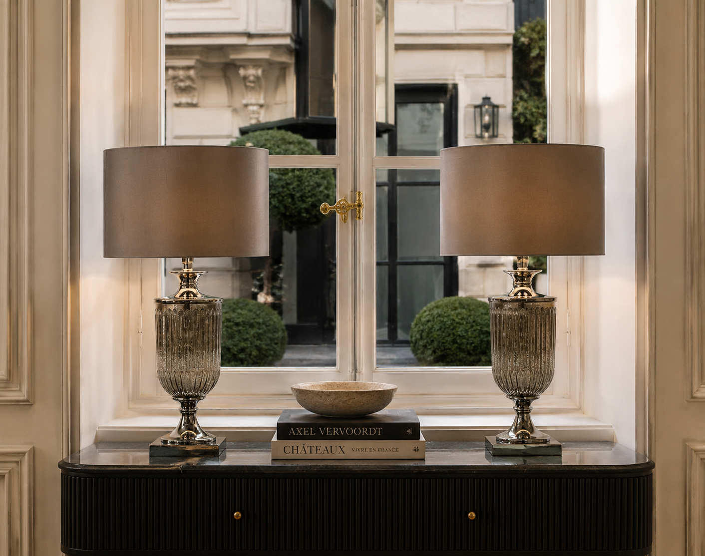 Antikglasurna Bordslampa med Taupe Skärm – Elegant Bordslampa i Vintage Stil