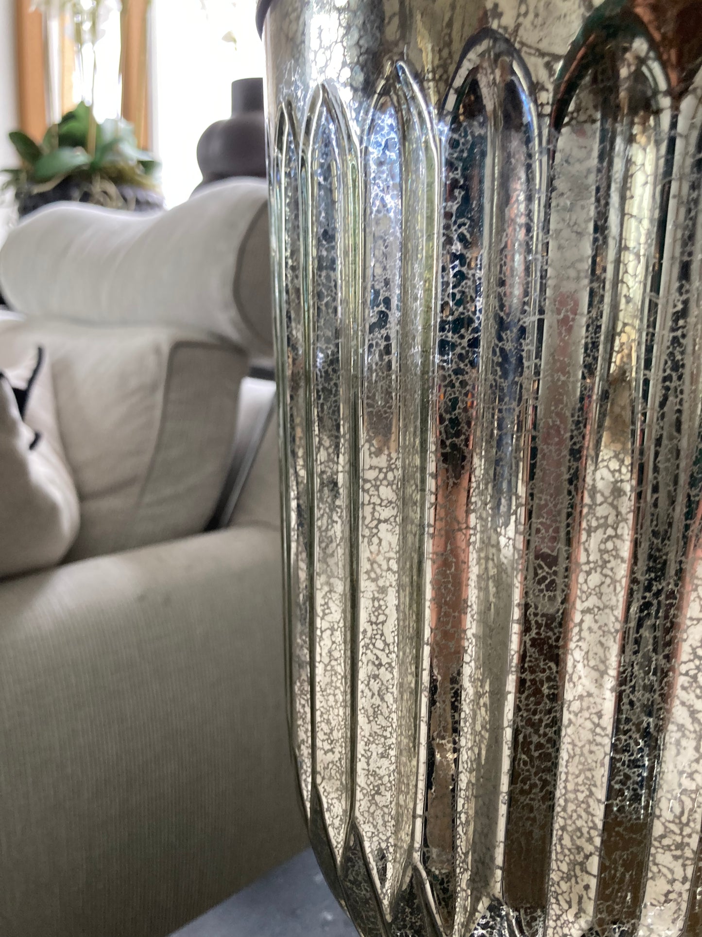 Antikglasurna Bordslampa med Taupe Skärm – Elegant Bordslampa i Vintage Stil