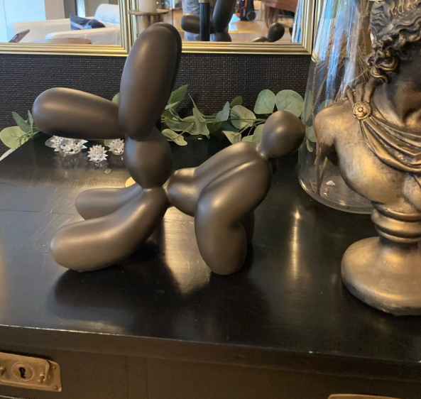 Grå Brun Ballonghund Skulptur I Begränsad Upplaga