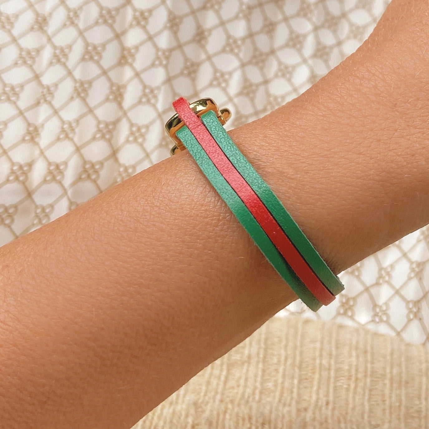 Handgjort Armband i Italienskt Läder Med Guldfärgat Lås