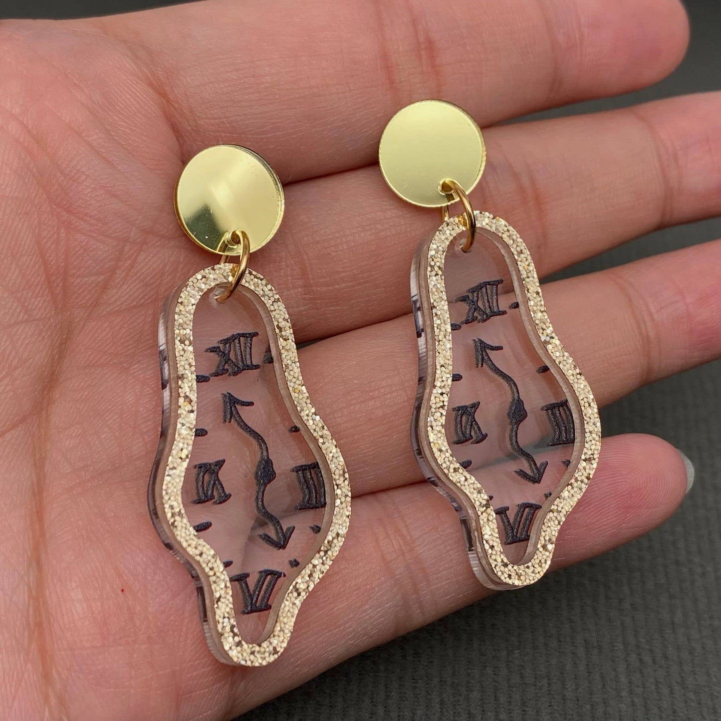 Tiden Rinner Iväg - Salvador Dali-inspirerade Geometriska Akrylörhängen Med Klockmotiv